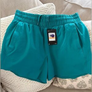 New Under Armour loose flex woven Athletic Shorts Elastic Waistband 5” inseam